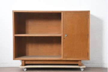 和製ビンテージ　昭和レトロな雰囲気漂う!シンプルでモダンなデザインが魅力の脚付き木製サイドボード(本棚、サイドキャビネット、収納棚、戸棚、ヴィンテージ)(R-083546)