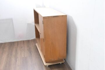 和製ビンテージ　昭和レトロな雰囲気漂う!シンプルでモダンなデザインが魅力の脚付き木製サイドボード(本棚、サイドキャビネット、収納棚、戸棚、ヴィンテージ)(R-083546)