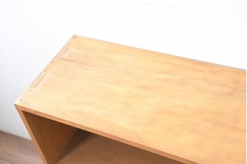 和製ビンテージ　昭和レトロな雰囲気漂う!シンプルでモダンなデザインが魅力の脚付き木製サイドボード(本棚、サイドキャビネット、収納棚、戸棚、ヴィンテージ)(R-083546)
