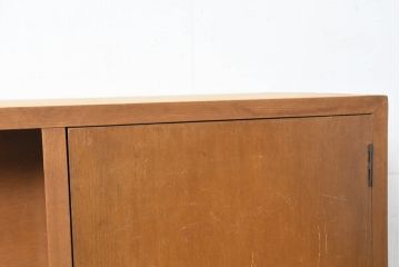和製ビンテージ　昭和レトロな雰囲気漂う!シンプルでモダンなデザインが魅力の脚付き木製サイドボード(本棚、サイドキャビネット、収納棚、戸棚、ヴィンテージ)(R-083546)