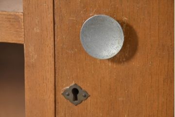 和製ビンテージ　昭和レトロな雰囲気漂う!シンプルでモダンなデザインが魅力の脚付き木製サイドボード(本棚、サイドキャビネット、収納棚、戸棚、ヴィンテージ)(R-083546)