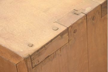 和製ビンテージ　昭和レトロな雰囲気漂う!シンプルでモダンなデザインが魅力の脚付き木製サイドボード(本棚、サイドキャビネット、収納棚、戸棚、ヴィンテージ)(R-083546)