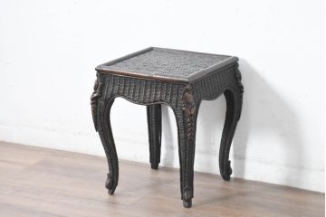 中古　美品!!　希少モデル　ポロ ラルフローレンホーム(Polo Ralph Lauren Home)　 高級感漂うラタン素材のクラシカルなサイドテーブル(コーヒーテーブル、ナイトテーブル、花台、飾り台)(定価約12万円)(R-083548)