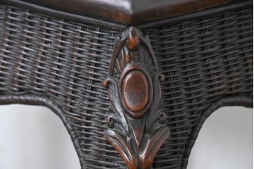 中古　美品!!　希少モデル　ポロ ラルフローレンホーム(Polo Ralph Lauren Home)　 高級感漂うラタン素材のクラシカルなサイドテーブル(コーヒーテーブル、ナイトテーブル、花台、飾り台)(定価約12万円)(R-083548)