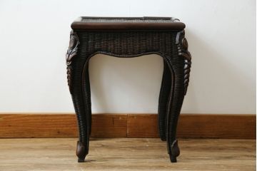 中古　美品!!　希少モデル　ポロ ラルフローレンホーム(Polo Ralph Lauren Home)　 高級感漂うラタン素材のクラシカルなサイドテーブル(コーヒーテーブル、ナイトテーブル、花台、飾り台)(定価約12万円)(R-083548)
