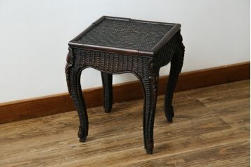 中古　美品!!　希少モデル　ポロ ラルフローレンホーム(Polo Ralph Lauren Home)　 高級感漂うラタン素材のクラシカルなサイドテーブル(コーヒーテーブル、ナイトテーブル、花台、飾り台)(定価約12万円)(R-083548)
