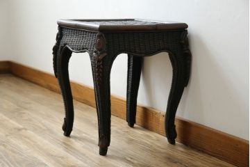 中古　美品!!　希少モデル　ポロ ラルフローレンホーム(Polo Ralph Lauren Home)　 高級感漂うラタン素材のクラシカルなサイドテーブル(コーヒーテーブル、ナイトテーブル、花台、飾り台)(定価約12万円)(R-083548)