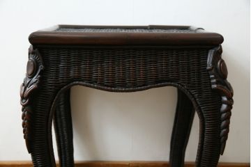 中古　美品!!　希少モデル　ポロ ラルフローレンホーム(Polo Ralph Lauren Home)　 高級感漂うラタン素材のクラシカルなサイドテーブル(コーヒーテーブル、ナイトテーブル、花台、飾り台)(定価約12万円)(R-083548)
