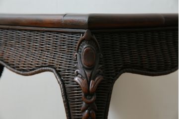 中古　美品!!　希少モデル　ポロ ラルフローレンホーム(Polo Ralph Lauren Home)　 高級感漂うラタン素材のクラシカルなサイドテーブル(コーヒーテーブル、ナイトテーブル、花台、飾り台)(定価約12万円)(R-083548)