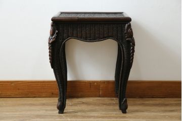 中古　美品!!　希少モデル　ポロ ラルフローレンホーム(Polo Ralph Lauren Home)　 高級感漂うラタン素材のクラシカルなサイドテーブル(コーヒーテーブル、ナイトテーブル、花台、飾り台)(定価約12万円)(R-083548)