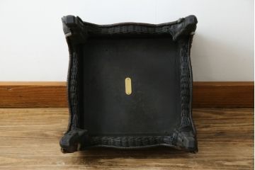中古　美品!!　希少モデル　ポロ ラルフローレンホーム(Polo Ralph Lauren Home)　 高級感漂うラタン素材のクラシカルなサイドテーブル(コーヒーテーブル、ナイトテーブル、花台、飾り台)(定価約12万円)(R-083548)