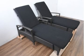 中古　超美品　展示品!!　ガーデンファニチャー　ジゼル(GISELE)　上質な時間を演出するモダンなデザインが魅力のサンラウンジャー2脚セット(デッキチェア、ビーチベッド、リゾートチェア、バラ売り可能)(定価2台で約80万円)(R-083549)