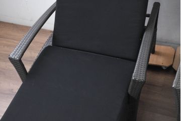 中古　超美品　展示品!!　ガーデンファニチャー　ジゼル(GISELE)　上質な時間を演出するモダンなデザインが魅力のサンラウンジャー2脚セット(デッキチェア、ビーチベッド、リゾートチェア、バラ売り可能)(定価2台で約80万円)(R-083549)