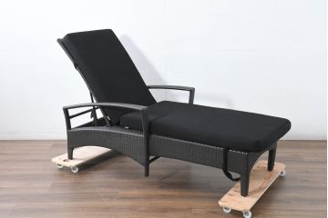 中古　超美品　展示品!!　ガーデンファニチャー　ジゼル(GISELE)　上質な時間を演出するモダンなデザインが魅力のサンラウンジャー2脚セット(デッキチェア、ビーチベッド、リゾートチェア、バラ売り可能)(定価2台で約80万円)(R-083549)