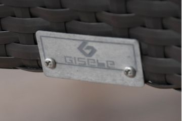 中古　超美品　展示品!!　ガーデンファニチャー　ジゼル(GISELE)　上質な時間を演出するモダンなデザインが魅力のサンラウンジャー2脚セット(デッキチェア、ビーチベッド、リゾートチェア、バラ売り可能)(定価2台で約80万円)(R-083549)