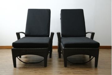 中古　超美品　展示品!!　ガーデンファニチャー　ジゼル(GISELE)　上質な時間を演出するモダンなデザインが魅力のサンラウンジャー2脚セット(デッキチェア、ビーチベッド、リゾートチェア、バラ売り可能)(定価2台で約80万円)(R-083549)