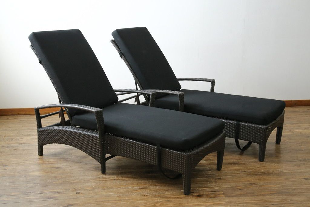 中古　超美品　展示品!!　ガーデンファニチャー　ジゼル(GISELE)　上質な時間を演出するモダンなデザインが魅力のサンラウンジャー2脚セット(デッキチェア、ビーチベッド、リゾートチェア、バラ売り可能)(定価2台で約80万円)(R-083549)