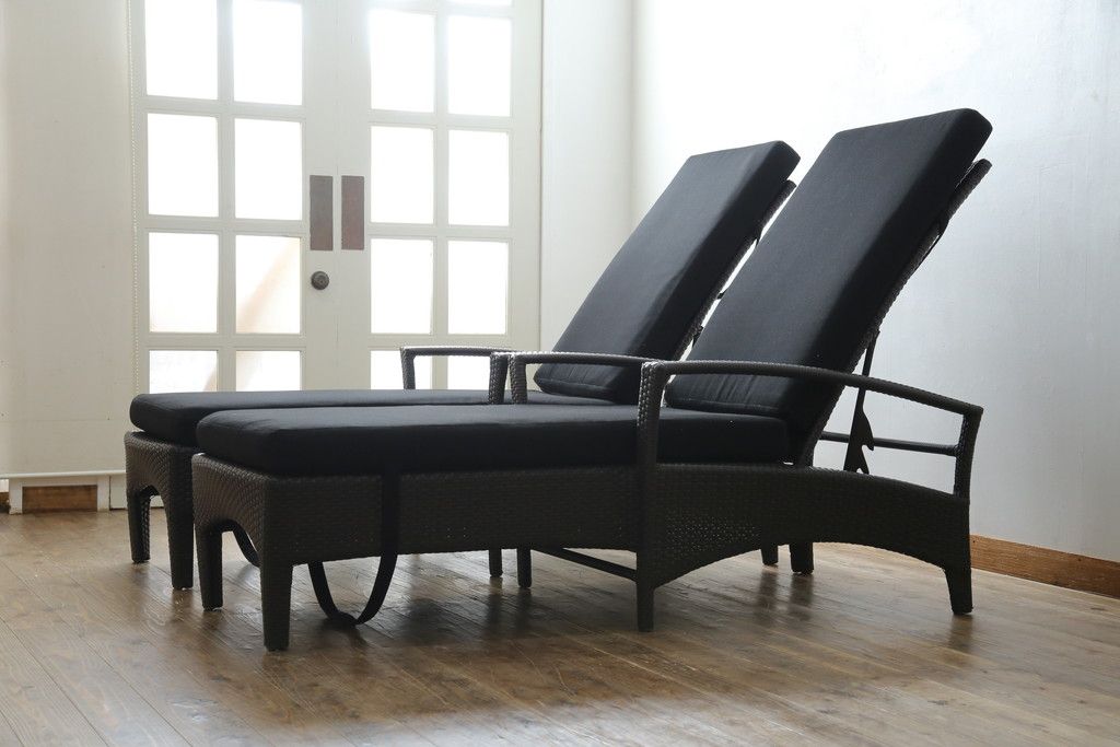 中古　超美品　展示品!!　ガーデンファニチャー　ジゼル(GISELE)　上質な時間を演出するモダンなデザインが魅力のサンラウンジャー2脚セット(デッキチェア、ビーチベッド、リゾートチェア、バラ売り可能)(定価2台で約80万円)(R-083549)