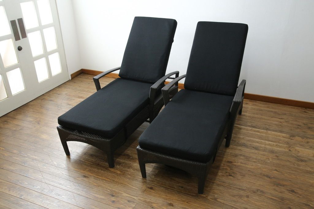 中古　超美品　展示品!!　ガーデンファニチャー　ジゼル(GISELE)　上質な時間を演出するモダンなデザインが魅力のサンラウンジャー2脚セット(デッキチェア、ビーチベッド、リゾートチェア、バラ売り可能)(定価2台で約80万円)(R-083549)