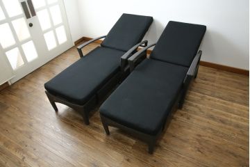 中古　超美品　展示品!!　ガーデンファニチャー　ジゼル(GISELE)　上質な時間を演出するモダンなデザインが魅力のサンラウンジャー2脚セット(デッキチェア、ビーチベッド、リゾートチェア、バラ売り可能)(定価2台で約80万円)(R-083549)