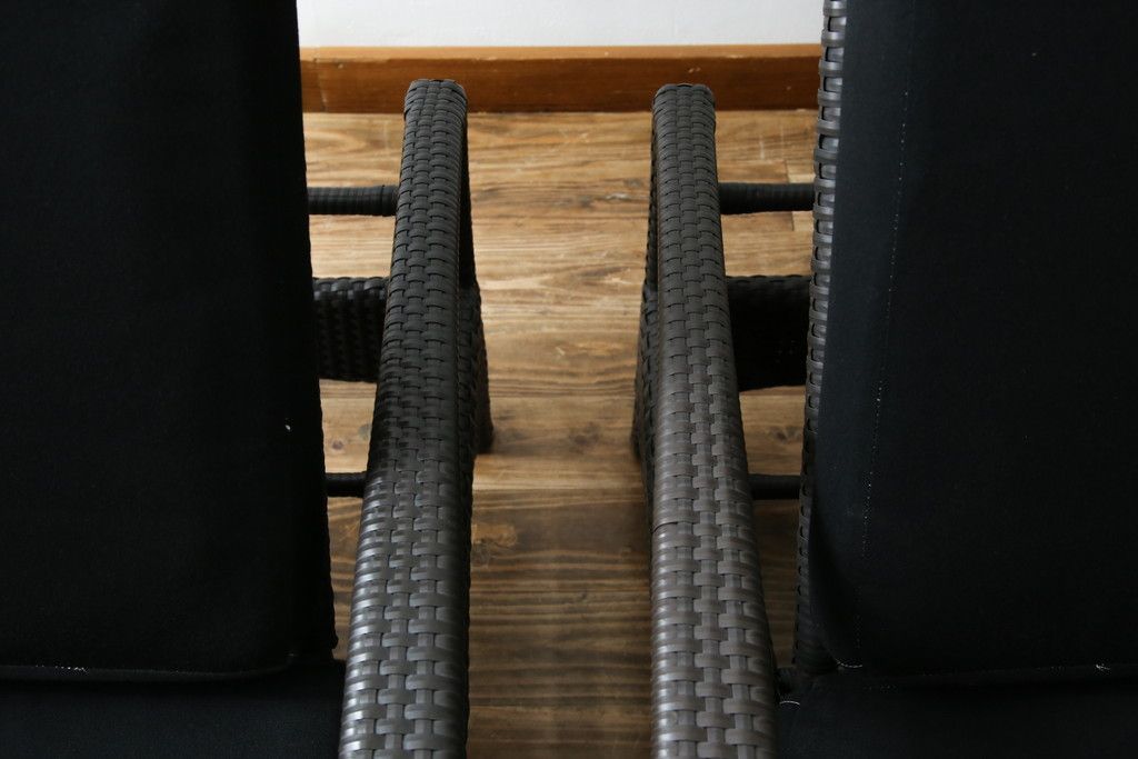 中古　超美品　展示品!!　ガーデンファニチャー　ジゼル(GISELE)　上質な時間を演出するモダンなデザインが魅力のサンラウンジャー2脚セット(デッキチェア、ビーチベッド、リゾートチェア、バラ売り可能)(定価2台で約80万円)(R-083549)