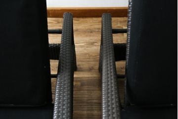 中古　超美品　展示品!!　ガーデンファニチャー　ジゼル(GISELE)　上質な時間を演出するモダンなデザインが魅力のサンラウンジャー2脚セット(デッキチェア、ビーチベッド、リゾートチェア、バラ売り可能)(定価2台で約80万円)(R-083549)