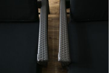 中古　超美品　展示品!!　ガーデンファニチャー　ジゼル(GISELE)　上質な時間を演出するモダンなデザインが魅力のサンラウンジャー2脚セット(デッキチェア、ビーチベッド、リゾートチェア、バラ売り可能)(定価2台で約80万円)(R-083549)