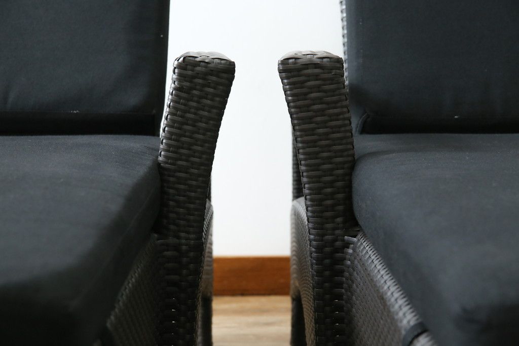 中古　超美品　展示品!!　ガーデンファニチャー　ジゼル(GISELE)　上質な時間を演出するモダンなデザインが魅力のサンラウンジャー2脚セット(デッキチェア、ビーチベッド、リゾートチェア、バラ売り可能)(定価2台で約80万円)(R-083549)