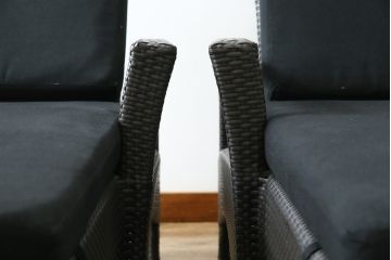 中古　超美品　展示品!!　ガーデンファニチャー　ジゼル(GISELE)　上質な時間を演出するモダンなデザインが魅力のサンラウンジャー2脚セット(デッキチェア、ビーチベッド、リゾートチェア、バラ売り可能)(定価2台で約80万円)(R-083549)