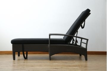 中古　超美品　展示品!!　ガーデンファニチャー　ジゼル(GISELE)　上質な時間を演出するモダンなデザインが魅力のサンラウンジャー2脚セット(デッキチェア、ビーチベッド、リゾートチェア、バラ売り可能)(定価2台で約80万円)(R-083549)