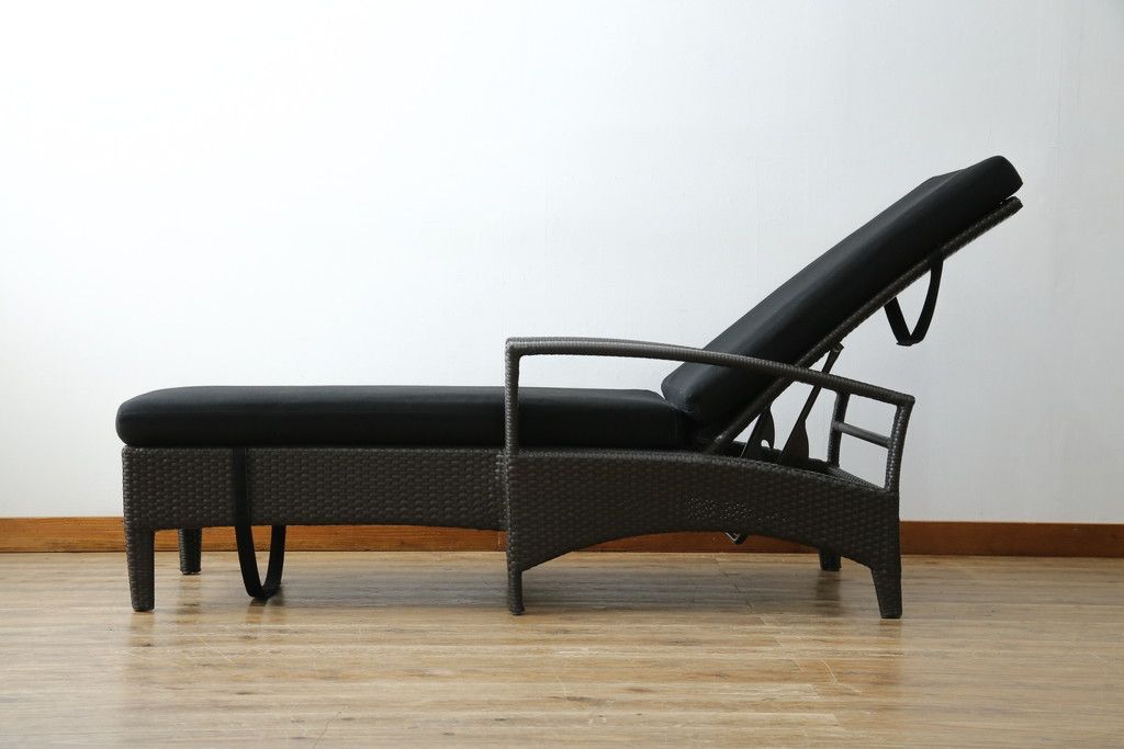 中古　超美品　展示品!!　ガーデンファニチャー　ジゼル(GISELE)　上質な時間を演出するモダンなデザインが魅力のサンラウンジャー2脚セット(デッキチェア、ビーチベッド、リゾートチェア、バラ売り可能)(定価2台で約80万円)(R-083549)