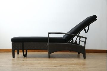 中古　超美品　展示品!!　ガーデンファニチャー　ジゼル(GISELE)　上質な時間を演出するモダンなデザインが魅力のサンラウンジャー2脚セット(デッキチェア、ビーチベッド、リゾートチェア、バラ売り可能)(定価2台で約80万円)(R-083549)