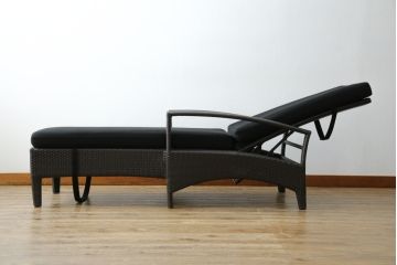 中古　超美品　展示品!!　ガーデンファニチャー　ジゼル(GISELE)　上質な時間を演出するモダンなデザインが魅力のサンラウンジャー2脚セット(デッキチェア、ビーチベッド、リゾートチェア、バラ売り可能)(定価2台で約80万円)(R-083549)