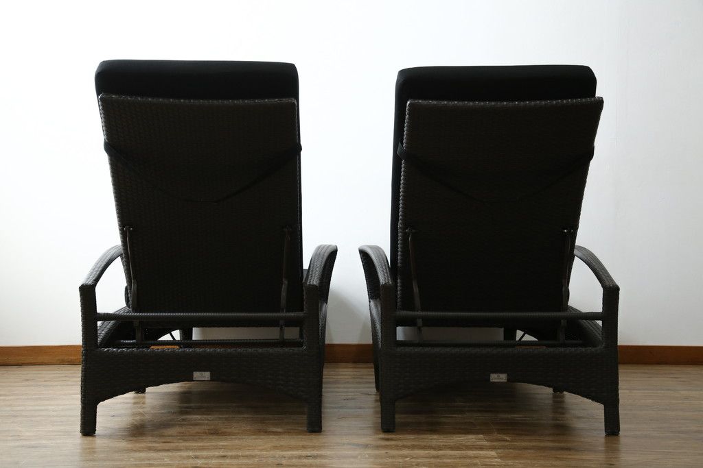 中古　超美品　展示品!!　ガーデンファニチャー　ジゼル(GISELE)　上質な時間を演出するモダンなデザインが魅力のサンラウンジャー2脚セット(デッキチェア、ビーチベッド、リゾートチェア、バラ売り可能)(定価2台で約80万円)(R-083549)