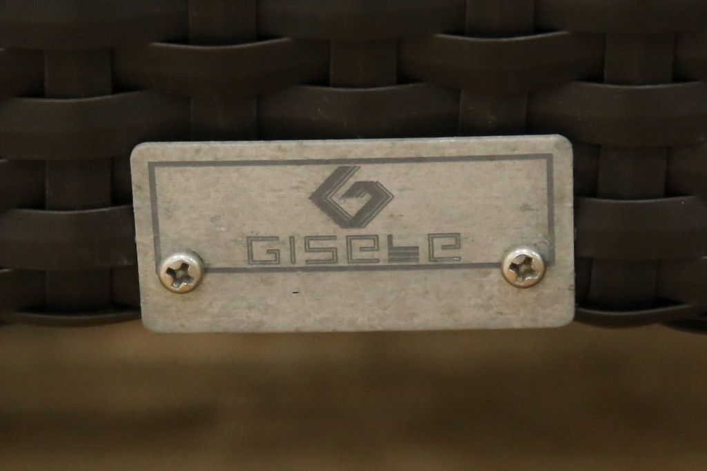 中古　超美品　展示品!!　ガーデンファニチャー　ジゼル(GISELE)　上質な時間を演出するモダンなデザインが魅力のサンラウンジャー2脚セット(デッキチェア、ビーチベッド、リゾートチェア、バラ売り可能)(定価2台で約80万円)(R-083549)