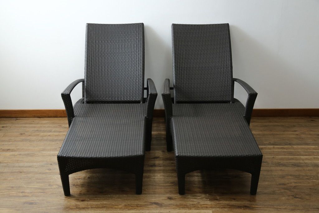 中古　超美品　展示品!!　ガーデンファニチャー　ジゼル(GISELE)　上質な時間を演出するモダンなデザインが魅力のサンラウンジャー2脚セット(デッキチェア、ビーチベッド、リゾートチェア、バラ売り可能)(定価2台で約80万円)(R-083549)