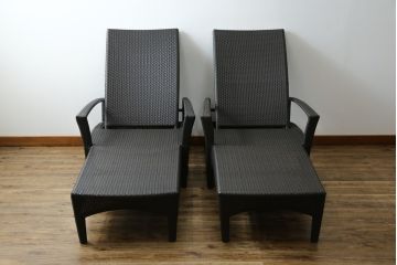 中古　超美品　展示品!!　ガーデンファニチャー　ジゼル(GISELE)　上質な時間を演出するモダンなデザインが魅力のサンラウンジャー2脚セット(デッキチェア、ビーチベッド、リゾートチェア、バラ売り可能)(定価2台で約80万円)(R-083549)