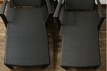 中古　超美品　展示品!!　ガーデンファニチャー　ジゼル(GISELE)　上質な時間を演出するモダンなデザインが魅力のサンラウンジャー2脚セット(デッキチェア、ビーチベッド、リゾートチェア、バラ売り可能)(定価2台で約80万円)(R-083549)