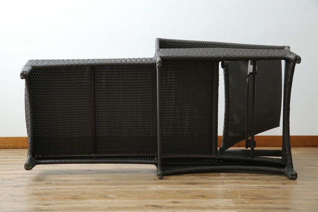 中古　超美品　展示品!!　ガーデンファニチャー　ジゼル(GISELE)　上質な時間を演出するモダンなデザインが魅力のサンラウンジャー2脚セット(デッキチェア、ビーチベッド、リゾートチェア、バラ売り可能)(定価2台で約80万円)(R-083549)