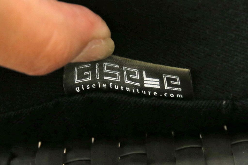 中古　超美品　展示品!!　ガーデンファニチャー　ジゼル(GISELE)　上質な時間を演出するモダンなデザインが魅力のサンラウンジャー2脚セット(デッキチェア、ビーチベッド、リゾートチェア、バラ売り可能)(定価2台で約80万円)(R-083549)