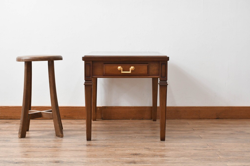 中古　maruni(マルニ木工)　地中海ロイヤルシリーズ(ROYAL)　上品で繊細な装飾が英国クラシックを彷彿とさせる引き出し付きエンドテーブル　定価約13万円　(R-083550)