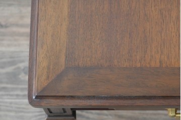 中古　maruni(マルニ木工)　地中海ロイヤルシリーズ(ROYAL)　上品で繊細な装飾が英国クラシックを彷彿とさせる引き出し付きエンドテーブル　定価約13万円　(R-083550)