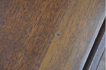 中古　maruni(マルニ木工)　地中海ロイヤルシリーズ(ROYAL)　上品で繊細な装飾が英国クラシックを彷彿とさせる引き出し付きエンドテーブル　定価約13万円　(R-083550)