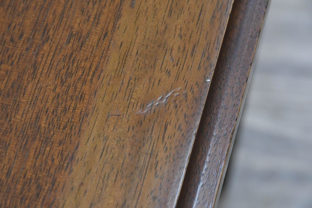 中古　maruni(マルニ木工)　地中海ロイヤルシリーズ(ROYAL)　上品で繊細な装飾が英国クラシックを彷彿とさせる引き出し付きエンドテーブル　定価約13万円　(R-083550)