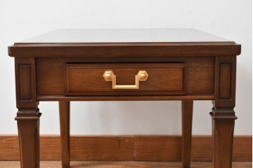 中古　maruni(マルニ木工)　地中海ロイヤルシリーズ(ROYAL)　上品で繊細な装飾が英国クラシックを彷彿とさせる引き出し付きエンドテーブル　定価約13万円　(R-083550)