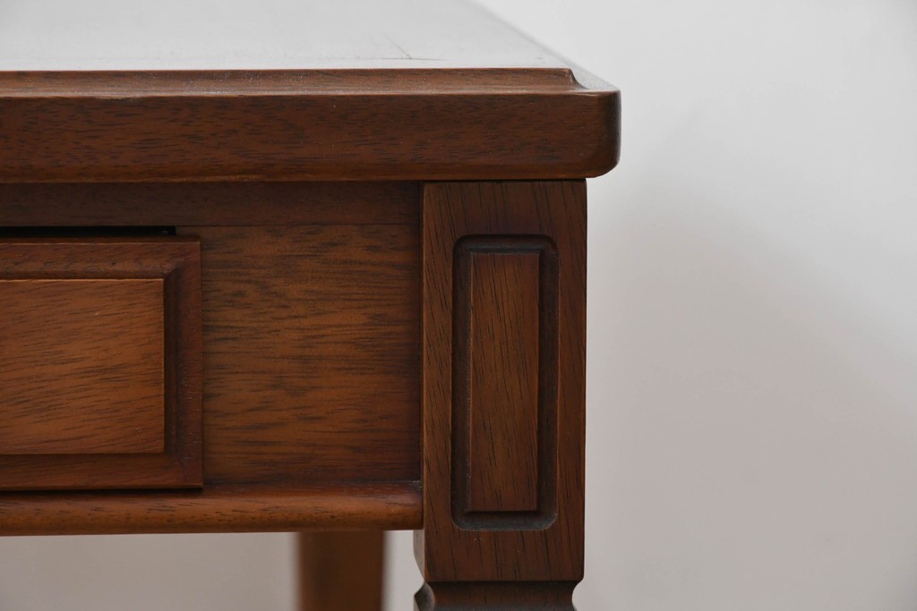 中古　maruni(マルニ木工)　地中海ロイヤルシリーズ(ROYAL)　上品で繊細な装飾が英国クラシックを彷彿とさせる引き出し付きエンドテーブル　定価約13万円　(R-083550)