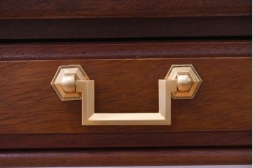 中古　maruni(マルニ木工)　地中海ロイヤルシリーズ(ROYAL)　上品で繊細な装飾が英国クラシックを彷彿とさせる引き出し付きエンドテーブル　定価約13万円　(R-083550)