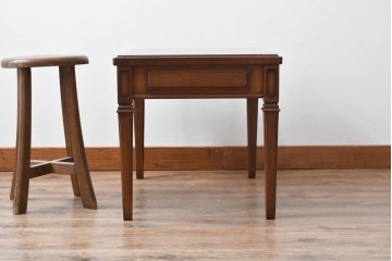 中古　maruni(マルニ木工)　地中海ロイヤルシリーズ(ROYAL)　上品で繊細な装飾が英国クラシックを彷彿とさせる引き出し付きエンドテーブル　定価約13万円　(R-083550)