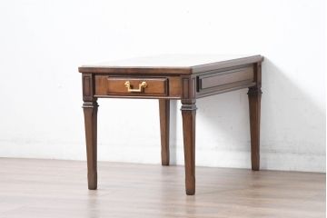 中古　美品　maruni(マルニ木工)　地中海ロイヤルシリーズ(ROYAL)　上品で繊細な装飾が英国クラシックを彷彿とさせる引き出し付きエンドテーブル(サイドテーブル、コーヒーテーブル、ナイトテーブル、花台、飾り台)(定価約13万円)(R-083550)