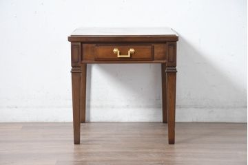 中古　美品　maruni(マルニ木工)　地中海ロイヤルシリーズ(ROYAL)　上品で繊細な装飾が英国クラシックを彷彿とさせる引き出し付きエンドテーブル(サイドテーブル、コーヒーテーブル、ナイトテーブル、花台、飾り台)(定価約13万円)(R-083550)